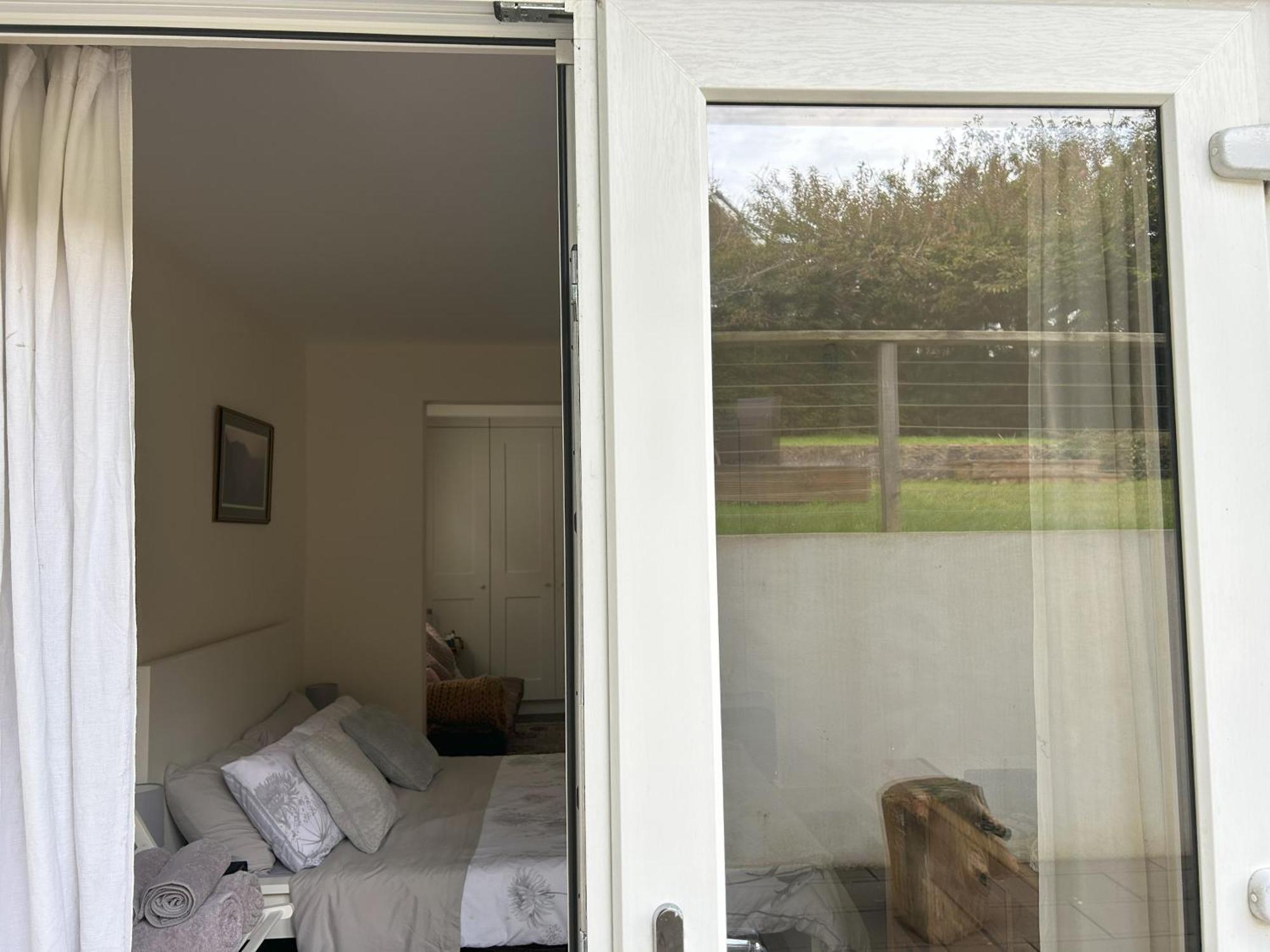 Sanctuary By The Sea With Large Room Including Lounge, Bathroom, Direct Garden Access & Free Parking 브라이턴 외부 사진